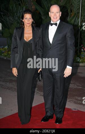 Prinz Albert II. Von Monaco und seine Schwester Prinzessin Stephanie von Monaco posieren für Bild, als sie bei der Fernsehgala "Tenue de soiree" ankommen, die am 31. Mai 2007 in der Sporthalle in Monte-Carlo, Monaco, stattfindet. Foto von Frederic Nebinger/ABACAPRESS.COM Stockfoto