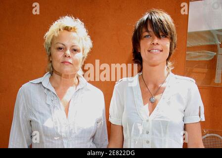 Der französische Humorist Muriel Robin und ihre Freundin Anne posieren am 1. Juni 2007 im "Village", dem VIP-Bereich der French Open in der Roland Garros Arena in Paris. Foto von ABACAPRESS.COM Stockfoto