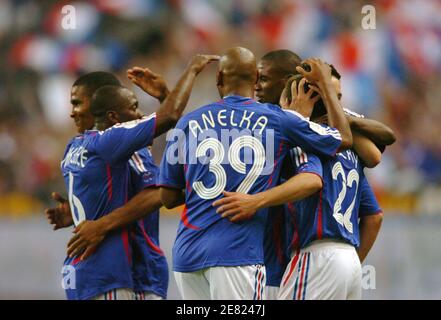 Frankreichs Franck Ribery feiert sein Eröffnungstreffer mit Nicolas Anelka während des Fußball-EM 2008-Qualifikationsspiels Frankreich gegen Ukraine am 2. Juni 2007 im Stade de France in Saint-Denis bei Paris. Frankreich gewann 2:0. Foto von Gouhier-Taamallah/Cameleon/ABACAPRESS.COM Stockfoto