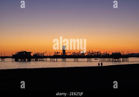 Blick auf den Sonnenuntergang vom Belmont Veterans Memorial Pier Stockfoto