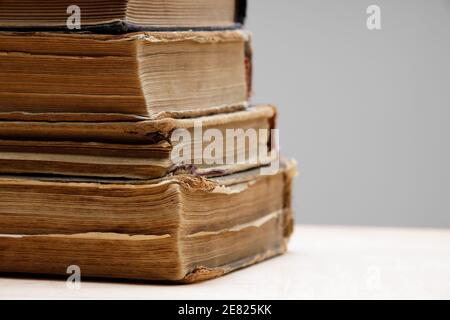 Nahaufnahme mehrerer alter und antiker Bücher, die in Reihen angeordnet sind. Stockfoto