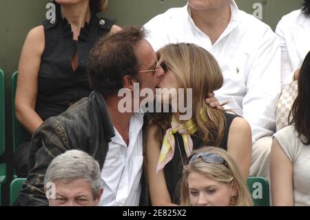 Der französische Schauspieler Vincent Lindon und seine Freundin nehmen am 3. Juni 2007 an der 4. Runde der Tennis French Open in der Roland Garros Arena in Paris Teil. Foto von ABACAPRESS.COM Stockfoto