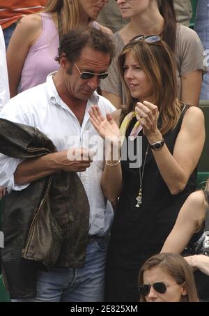 Der französische Schauspieler Vincent Lindon und seine Freundin nehmen am 3. Juni 2007 an der 4. Runde der Tennis French Open in der Roland Garros Arena in Paris Teil. Foto von ABACAPRESS.COM Stockfoto