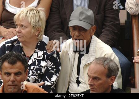 Sänger Henri Salvador und seine Frau nehmen am 3. Juni 2007 an der 4. Runde der Tennis French Open in der Roland Garros Arena in Paris Teil. Foto von ABACAPRESS.COM Stockfoto