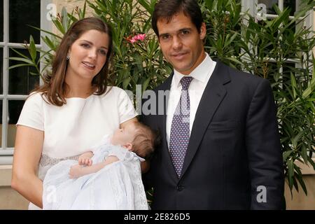 Prinz Louis de Bourbon, Herzog von Anjou und Ehefrau Prinzessin Marie-Marguerite, herzogin von Anjou, überbringen ihre Tochter Eugenia am 3. Juni 2007 in Paris, Frankreich. Foto von Thierry Orban/ABACAPRESS.COM Stockfoto