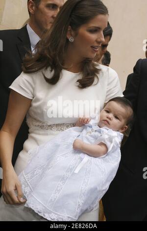 Prinz Louis de Bourbon, Herzog von Anjou und Ehefrau Prinzessin Marie-Marguerite, herzogin von Anjou, überbringen ihre Tochter Eugenia am 3. Juni 2007 in Paris, Frankreich. Foto von Thierry Orban/ABACAPRESS.COM Stockfoto