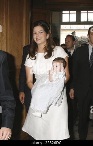 Prinz Louis de Bourbon, Herzog von Anjou und Ehefrau Prinzessin Marie-Marguerite, herzogin von Anjou, überbringen ihre Tochter Eugenia am 3. Juni 2007 in Paris, Frankreich. Foto von Thierry Orban/ABACAPRESS.COM Stockfoto