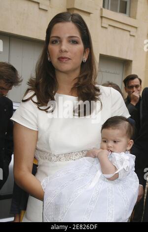 Prinz Louis de Bourbon, Herzog von Anjou und Ehefrau Prinzessin Marie-Marguerite, herzogin von Anjou, überbringen ihre Tochter Eugenia am 3. Juni 2007 in Paris, Frankreich. Foto von Thierry Orban/ABACAPRESS.COM Stockfoto