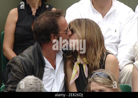 Der französische Schauspieler Vincent Lindon und seine Freundin nehmen am 3. Juni 2007 an der 4. Runde der Tennis French Open in der Roland Garros Arena in Paris Teil. Foto von ABACAPRESS.COM Stockfoto