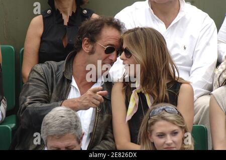 Der französische Schauspieler Vincent Lindon und seine Freundin nehmen am 3. Juni 2007 an der 4. Runde der Tennis French Open in der Roland Garros Arena in Paris Teil. Foto von ABACAPRESS.COM Stockfoto