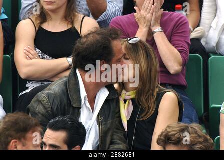 Der französische Schauspieler Vincent Lindon und seine Freundin nehmen am 3. Juni 2007 an der 4. Runde der Tennis French Open in der Roland Garros Arena in Paris Teil. Foto von ABACAPRESS.COM Stockfoto