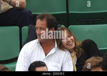 Der französische Schauspieler Vincent Lindon und seine Freundin nehmen am 3. Juni 2007 an der 4. Runde der Tennis French Open in der Roland Garros Arena in Paris Teil. Foto von ABACAPRESS.COM Stockfoto