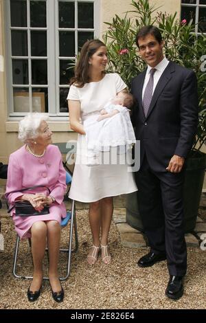 Prinz Louis de Bourbon, Herzog von Anjou und Ehefrau Marie-Marguerite, herzogin von Anjou, überbringen ihre Tochter Eugenia am 3. Juni 2007 in Paris, Frankreich. Foto von Thierry Orban/ABACAPRESS.COM Stockfoto