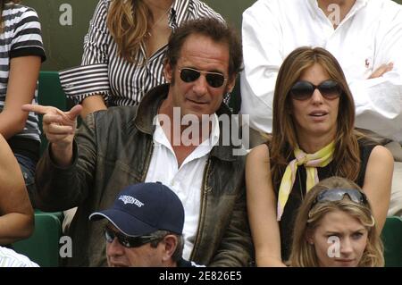 Der französische Schauspieler Vincent Lindon und seine Freundin nehmen am 3. Juni 2007 an der 4. Runde der Tennis French Open in der Roland Garros Arena in Paris Teil. Foto von ABACAPRESS.COM Stockfoto