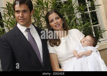 Prinz Louis de Bourbon, Herzog von Anjou und Ehefrau Prinzessin Marie-Marguerite, herzogin von Anjou, überbringen ihre Tochter Eugenia am 3. Juni 2007 in Paris, Frankreich. Foto von Thierry Orban/ABACAPRESS.COM Stockfoto