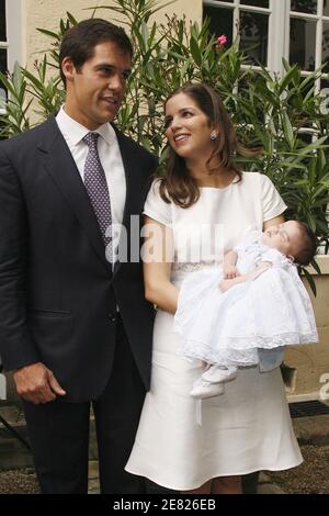 Prinz Louis de Bourbon, Herzog von Anjou und Ehefrau Prinzessin Marie-Marguerite, herzogin von Anjou, überbringen ihre Tochter Eugenia am 3. Juni 2007 in Paris, Frankreich. Foto von Thierry Orban/ABACAPRESS.COM Stockfoto