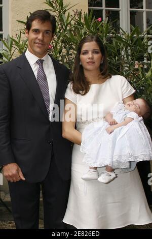 Prinz Louis de Bourbon, Herzog von Anjou und Ehefrau Prinzessin Marie-Marguerite, herzogin von Anjou, überbringen ihre Tochter Eugenia am 3. Juni 2007 in Paris, Frankreich. Foto von Thierry Orban/ABACAPRESS.COM Stockfoto