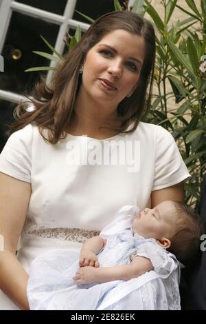 Prinz Louis de Bourbon, Herzog von Anjou und Ehefrau Prinzessin Marie-Marguerite, herzogin von Anjou, überbringen ihre Tochter Eugenia am 3. Juni 2007 in Paris, Frankreich. Foto von Thierry Orban/ABACAPRESS.COM Stockfoto