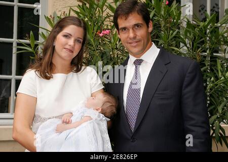 Prinz Louis de Bourbon, Herzog von Anjou und Ehefrau Prinzessin Marie-Marguerite, herzogin von Anjou, überbringen ihre Tochter Eugenia am 3. Juni 2007 in Paris, Frankreich. Foto von Thierry Orban/ABACAPRESS.COM Stockfoto