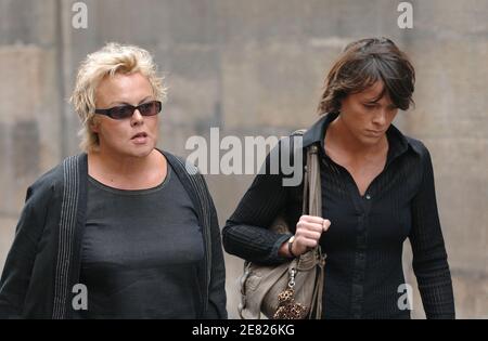 Der französische Humorist Muriel Robin und ihre Freundin Anne kommen zur Trauermesse für den französischen Schauspieler Jean-Claude Brialy, die am 4. Juni 2007 in der Kirche 'Saint-Louis en l'Ile' in Paris, Frankreich, stattfand. Foto von ABACAPRESS.COM Stockfoto