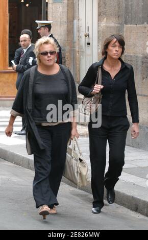 Der französische Humorist Muriel Robin und ihre Freundin Anne kommen zur Trauermesse für den französischen Schauspieler Jean-Claude Brialy, die am 4. Juni 2007 in der Kirche 'Saint-Louis en l'Ile' in Paris, Frankreich, stattfand. Foto von ABACAPRESS.COM Stockfoto