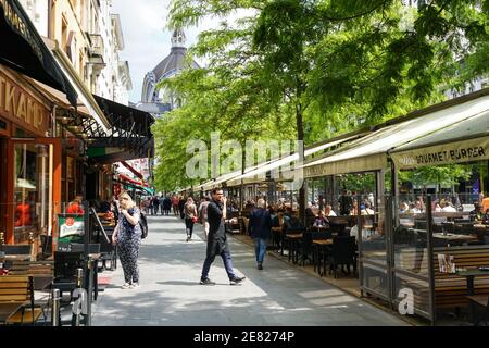 Menschen sitzen in Restaurants in der De Keyserlei Straße in Antwerpen, Belgien Stockfoto