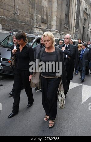 Der französische Humorist Muriel Robin und ihre Freundin Anne verlassen die Trauermesse für den französischen Schauspieler Jean-Claude Brialy, die am 4. Juni 2007 in der Kirche 'Saint-Louis en l'Ile' in Paris stattfand. Foto von ABACAPRESS.COM Stockfoto
