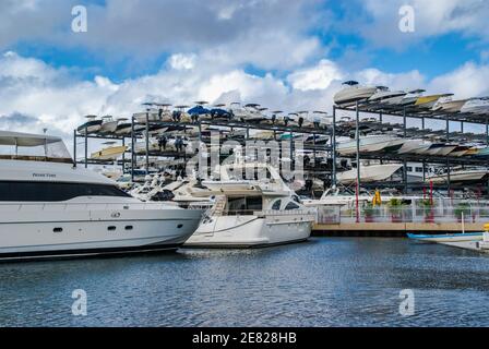 Motorboot Docking und Trockenlagerung im Dinner Key Marina in Coconut Grove in Miami, Florida. Stockfoto