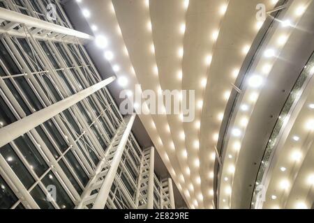 Nachtansicht durch die mehrstöckigen Fenster in der Lobby von Das Sanford and Dolores Schiff Ballet Opera House of the Arsht Zentrum für Darstellende Künste o Stockfoto