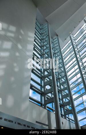 Die mehrstöckigen Fenster in der Lobby des Sanford und Dolores Schiff Ballett Opernhaus des Arsht Centre für Die Darstellenden Künste von Miami-Dade Graf Stockfoto