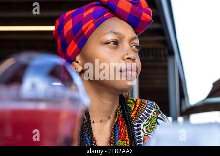 Nahaufnahme Porträt einer nachdenklichen afrikanischen Frau, die etwas anstarrt Im Freien