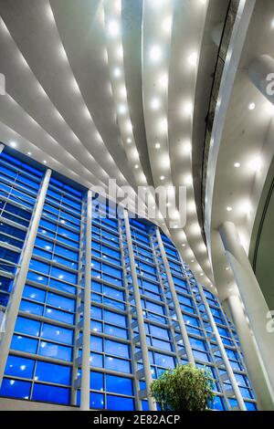 Blue Hour durch die mehrstöckigen Fenster in der Lobby Das Sanford and Dolores Schiff Ballet Opera House of the Arsht Zentrum für Darstellende Künste von Stockfoto