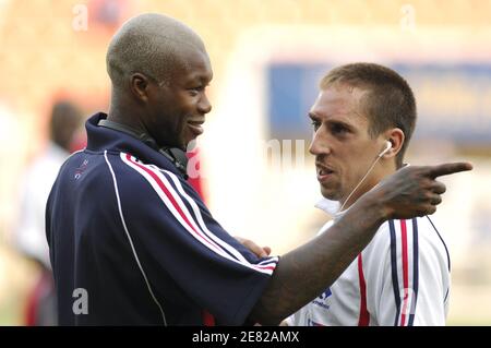 Die Franzosen Djibril Cisse und Franck Ribery vor dem Fußball-Qualifikationsspiel zur EM 2008 Frankreich gegen Georgien im Stadion l'Abbe Deschamps in Auxerre, Frankreich, am 6. Juni 2007. Frankreich gewann 1:0. Foto von Nicolas Gouhier/Cameleon/ABACAPRESS.COM Stockfoto