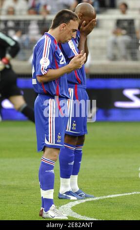 Franck Ribery und Nicolas Anelka beten am 6. Juni 2007 vor dem Qualifikationsspiel zur EM 2008 Frankreich gegen Georgien im Stadion l'Abbe Deschamps in Auxerre, Frankreich. Frankreich gewann 1:0. Foto von Nicolas Gouhier/Cameleon/ABACAPRESS.COM Stockfoto