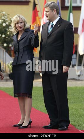 Der kanadische Premierminister Stephen Harper (R) und seine Frau Laureen Harper treffen am 6. Juni 2007 zum Eröffnungsdinner des G8-Gipfels in Heiligendamm in Hohen Luckow ein. Der Gipfel findet vom 6. Bis 8. Juni statt. Foto von Gilles Bassignac/ABACAPRESS.COM Stockfoto