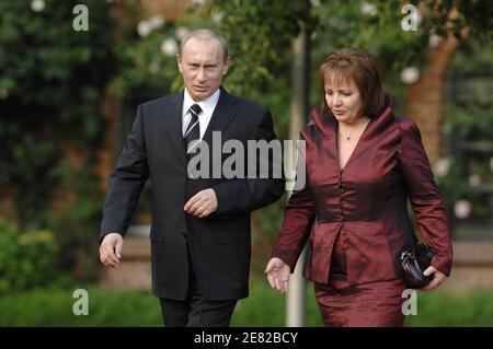 Der russische Präsident Wladimir Putin (2. R) und seine Frau Ljudmila Putina kommen zum Eröffnungsdinner des G8-Gipfels am 6. Juni 2007 in Heiligendamm in Hohen Luckow an. Der Gipfel findet vom 6. Bis 8. Juni statt. Foto von Witt/ABACAPRESS.COM Stockfoto