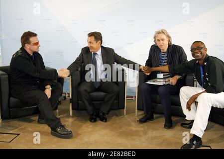 Die irische Popband U2-Frontmann Bono, der irische politische Aktivist Bob Geldof und der senegalesische Musiker Youssou N'Dour treffen sich mit dem französischen Präsidenten Nicolas Sarkozy während des G8-Gipfels am 06. Juni 2007 in Heiligendamm. Foto von Ludovic/ABACAPRESS.COM Stockfoto