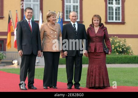 Bundeskanzlerin Angela Merkel (2. L) und ihr Mann Joachim Sauer (L) begrüßen den russischen Präsidenten Wladimir Putin (2. R) und seine Frau Ljudmila Putina beim Eröffnungsdinner des G8-Gipfels in Heiligendamm am 6. Juni 2007 in Hohen Luckow. Der Gipfel findet vom 6. Bis 8. Juni statt. Foto von Witt/ABACAPRESS.COM Stockfoto