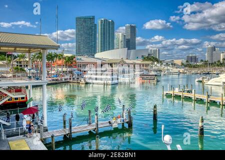 Der Yachthafen am Bayfront Marketplace liegt an der Biscayne Bay in Miami, Florida. Stockfoto