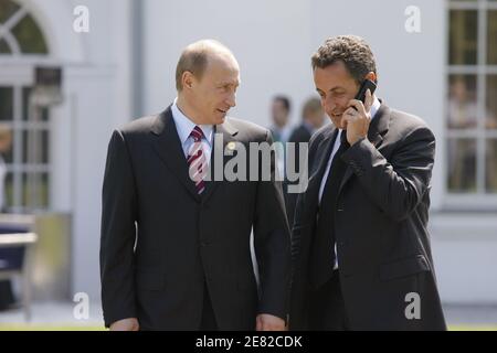 Der französische Präsident Nicolas Sarkozy (L) telefoniert mit dem russischen Präsidenten Wladimir Putin auf dem Weg zu einem Treffen am ersten Tag der Gespräche mit anderen Führern der G8-Industrienationen am 7. Juni 2007 in Heiligendamm. Foto von Ludovic/Pool/ABACAPRESS.COM Stockfoto