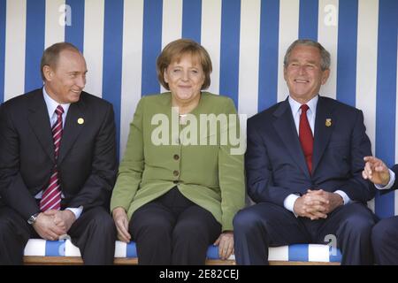 Bundeskanzlerin Angela Merkel chattet mit dem russischen Präsidenten Wladimir Putin (L) und US-Präsident George W. Bush (R), während sie am 7. Juni 2007 vor dem Kurhaus in Heiligendamm für ein Familienbild mit den G8-Staatschefs posieren. Foto von Ludovic/Pool/ABACAPRESS.COM Stockfoto