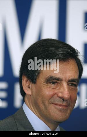 Der französische Premierminister Francois Fillon unterstützt den Rechtsanwalt Arno Klarsfeld, den Kandidaten für die Parlamentswahlen der UMP am 7. Juni 2007 in Paris. Foto von Bernard Bisson/ABACAPRESS.COM Stockfoto