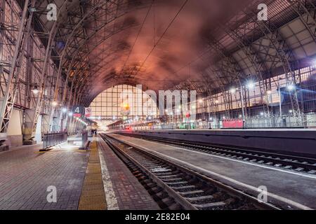 Moskau, Russland - 30. Januar 2021: Fahrgastplattformen des Kiewer Bahnhofs zur Morgenzeit. Stockfoto