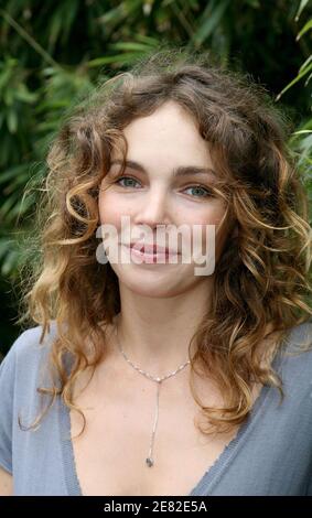 Die französische Schauspielerin Claire Keim kommt am 8. Juni 2007 im "Village", dem VIP-Bereich der French Open in der Roland Garros Arena in Paris, Frankreich, an. Foto von ABACAPRESS.COM Stockfoto