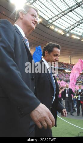 Der französische Präsident Nicolas Sarkozy und der Präsident des französischen Rugby-Verbandes Bernard Lapasset begrüssen die Spieler vor dem Finale der Top 14-Meisterschaft der Rugby-Union Stade Francais gegen ASM Clermont am 9. Juni 2007 in Saint-Denis bei Paris. Foto von Guibbaud-Gouhier/Cameleon/ABACAPRESS.COM Stockfoto