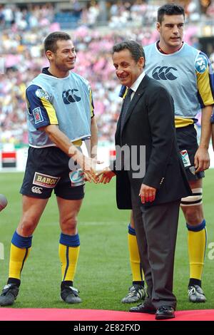 Der französische Präsident Nicolas Sarkozy begrüßt die Spieler vor dem Finale der Rugby Union Top 14 Meisterschaft Stade Francais gegen ASM Clermont, in Saint-Denis, in der Nähe von Paris, Frankreich, am 9. Juni 2007. Foto von Guibbaud-Gouhier/Cameleon/ABACAPRESS.COM Stockfoto