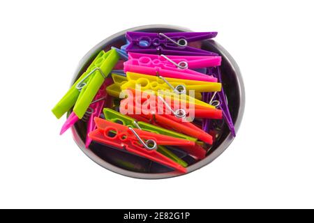 Clips isoliertKunststoff Wäscheklammern Nahaufnahme auf einem weißen Hintergrund Stockfoto