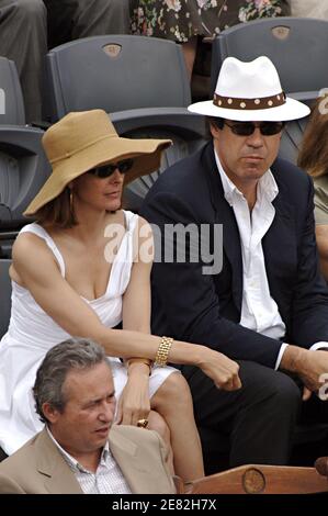Die französische Schauspielerin Carole Bouquet und ihr Freund Claudio Costamagna nehmen am 9. Juni 2007 am Finale des French Open in Roland Garros in Paris, Frankreich, Teil. Foto von Gorassini-Gouhier-Guignebourg-Guibbaud/ABACAPRESS.COM Stockfoto