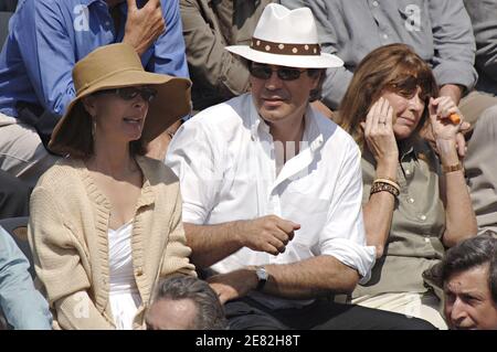 Die französische Schauspielerin Carole Bouquet und ihr Freund Claudio Costamagna nehmen am 9. Juni 2007 am Finale des French Open in Roland Garros in Paris, Frankreich, Teil. Foto von Gorassini-Gouhier-Guignebourg-Guibbaud/ABACAPRESS.COM Stockfoto