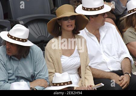 Die französische Schauspielerin Carole Bouquet und ihr Freund Claudio Costamagna nehmen am 9. Juni 2007 am Finale des French Open in Roland Garros in Paris, Frankreich, Teil. Foto von Gorassini-Gouhier-Guignebourg-Guibbaud/ABACAPRESS.COM Stockfoto